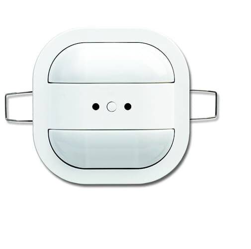 Ein quadratisches, weißes Belüftungsgerät mit zentralem Sensor und seitlichen Belüftungsöffnungen, an einer Wand montiert.