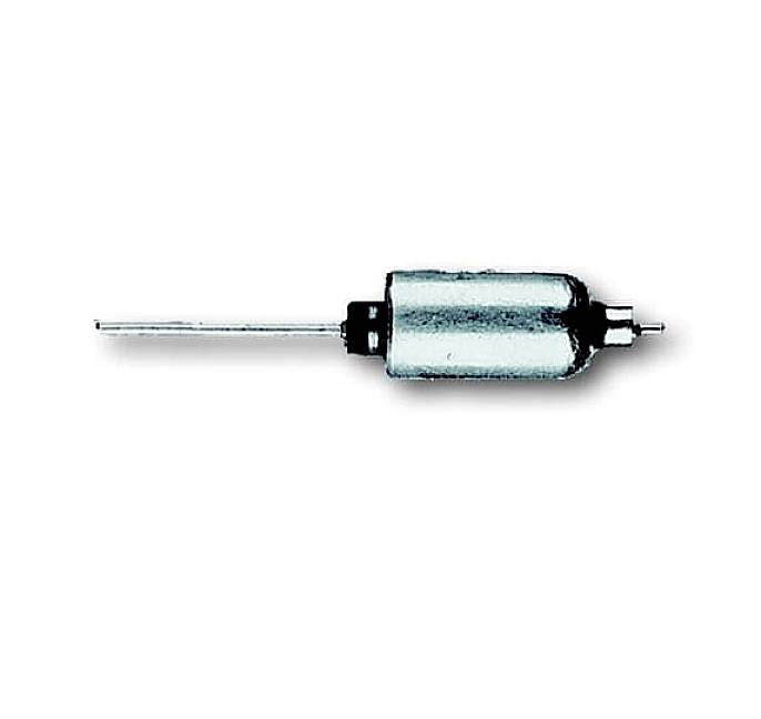 Ein metallischer Stiftkondensator mit einer zylindrischen Form und zwei harten Anschlussdrähten links und rechts.