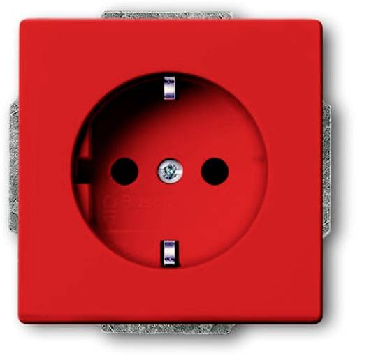 Rote Schutzkontaktsteckdose für elektrische Anschlüsse, quadratische Form, zwei Löcher und eine Erdungsschiene in der Mitte.