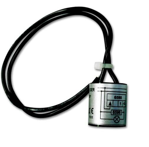 Ein zylindrischer elektrischer Sensor mit Kabel. Das Gehäuse hat eine etikettierte Zeichnung mit technischen Konfigurationen.