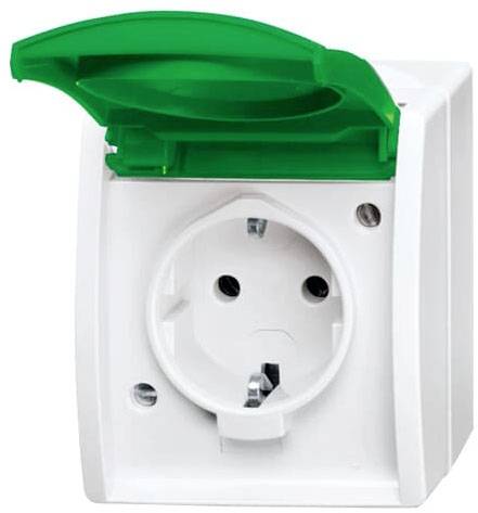 Weiße Steckdose mit grünem Klappdeckel, geeignet für Feuchträume.