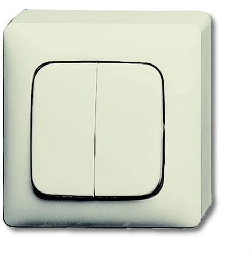Ein weißer, doppelter Lichtschalter an der Wand, quadratisch mit abgerundeten Ecken. Ideal für Ein- und Ausschaltung von Leuchten.