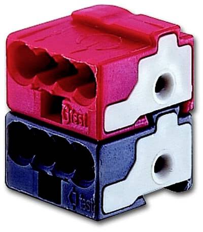 Zwei elektrische Steckverbinder, übereinander gestapelt, oben rot, unten schwarz, mit weißen seitlichen Verriegelungen.