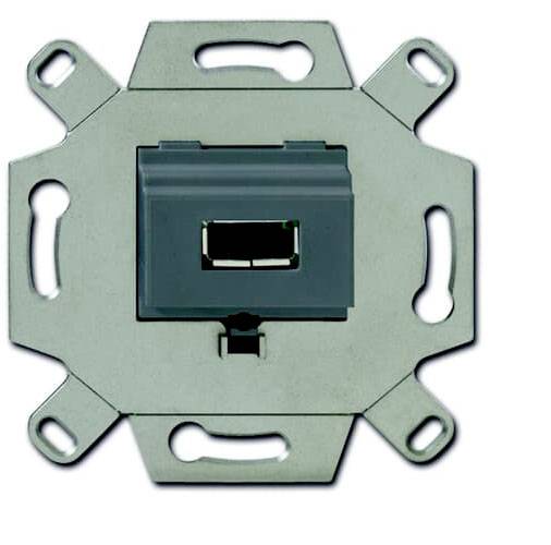 Ein wandmontierter Ethernet-Port in einem Metallrahmen, bereit zur Installation.