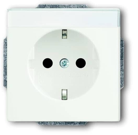 Weiße Wandsteckdose mit zwei runden Löchern und Schutzkontakt, quadratische Form, in einer Metallhalterung montiert.