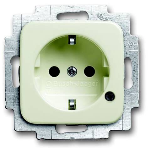 Eine weiße Steckdose von Busch-Jaeger, montiert auf einer Metallplatte, geeignet für die Installation in Innenräumen.