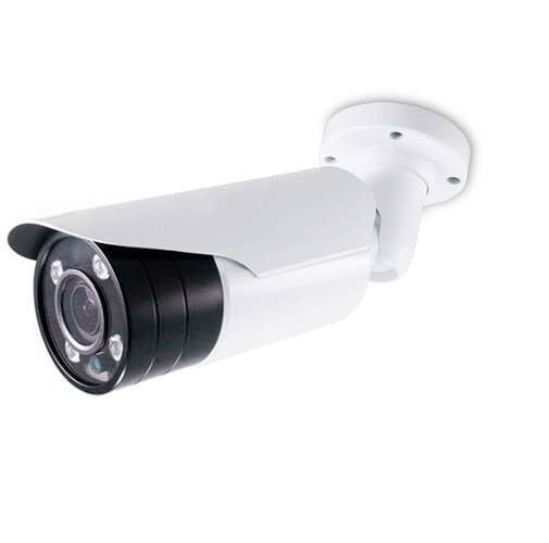 Überwachungskamera an der Wand, zylindrische Form, in Weiß und Schwarz, zur Sicherheitsüberwachung eingesetzt.