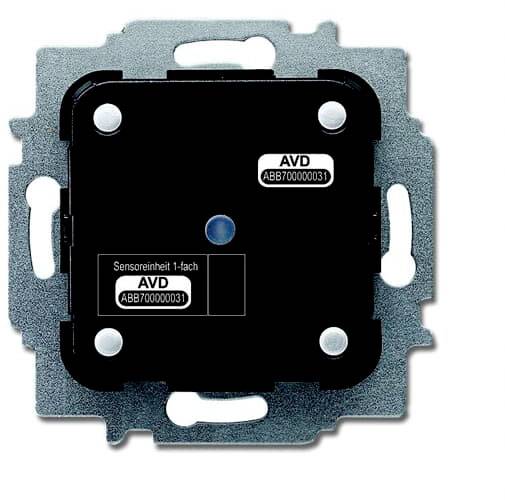 Ein Sensormodul mit zwei Etiketten, 'AVD ABB70000031' und 'Sensoreinheit 1-fach AVD ABB700000031', auf einer rechteckigen Metallhalterung.