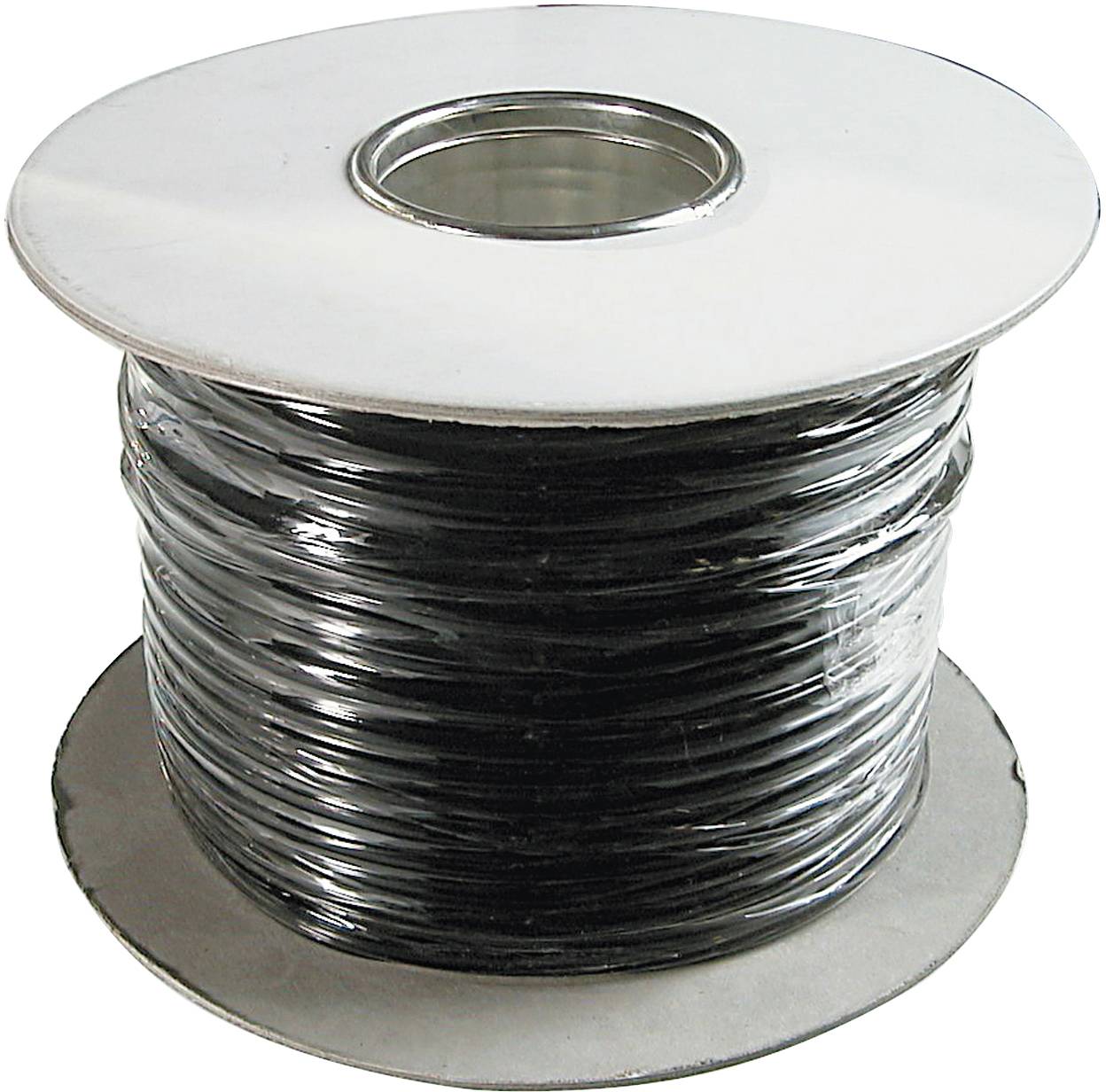 Eine große Spule schwarzen Kabels, dicht gewickelt, mit einem silbernen zentralen Loch, auf einem weißen Hintergrund.