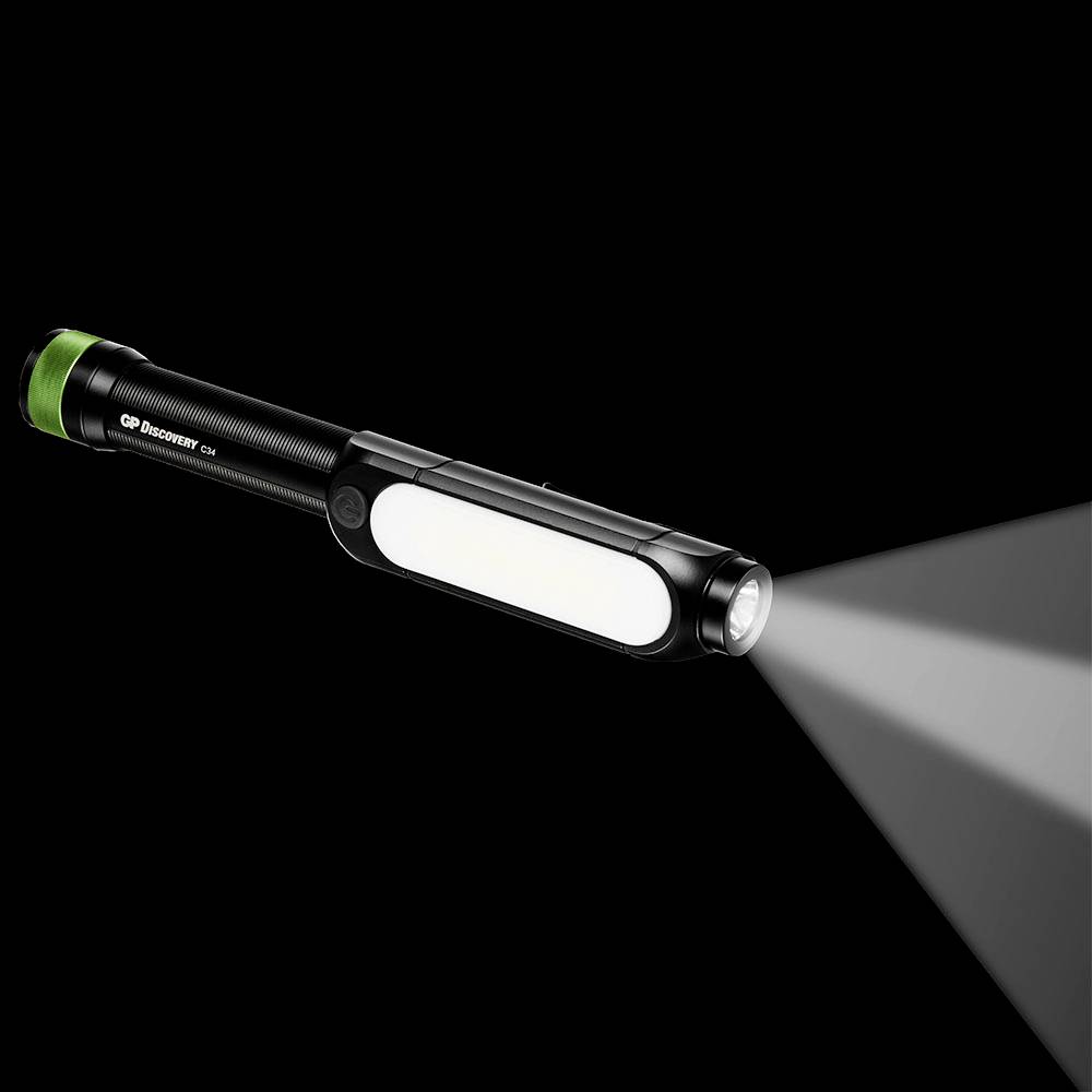 Taschenlampe strahlt helles Licht in Dunkelheit, ideal für nächtliche Aktivitäten oder Notfälle. Schwarzer Körper, grüner Knopf.