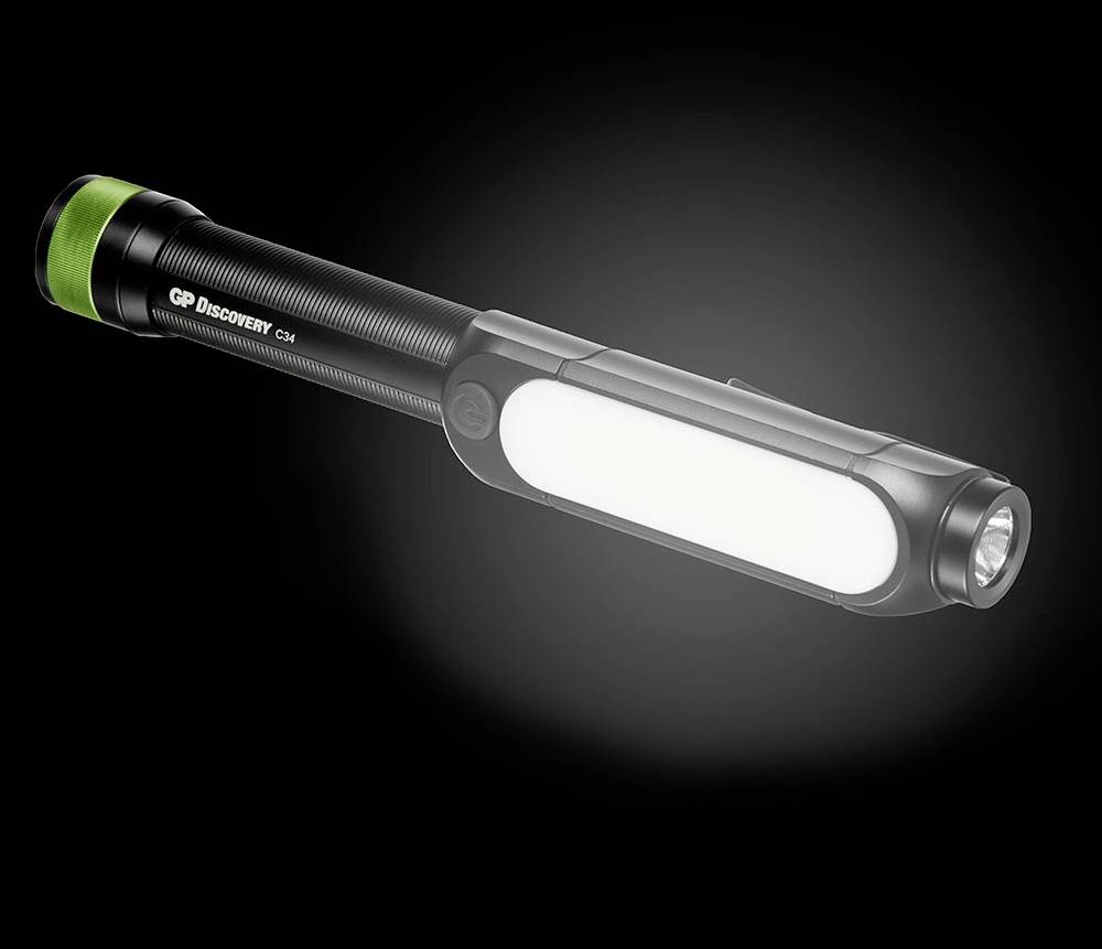 Eine schwarze Taschenlampe mit grünem Ende, leuchtendem Seitenlicht und vorderem Scheinwerfer. Markenname ‘GP Discovery’.