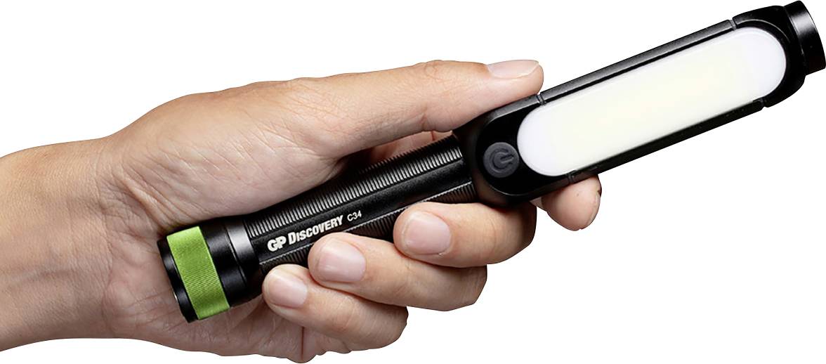 Hand hält eine schwarze LED-Taschenlampe mit grünem Knopf und langem, schmalen Lichtstreifen. Aufschrift 'GP Discovery CH'.