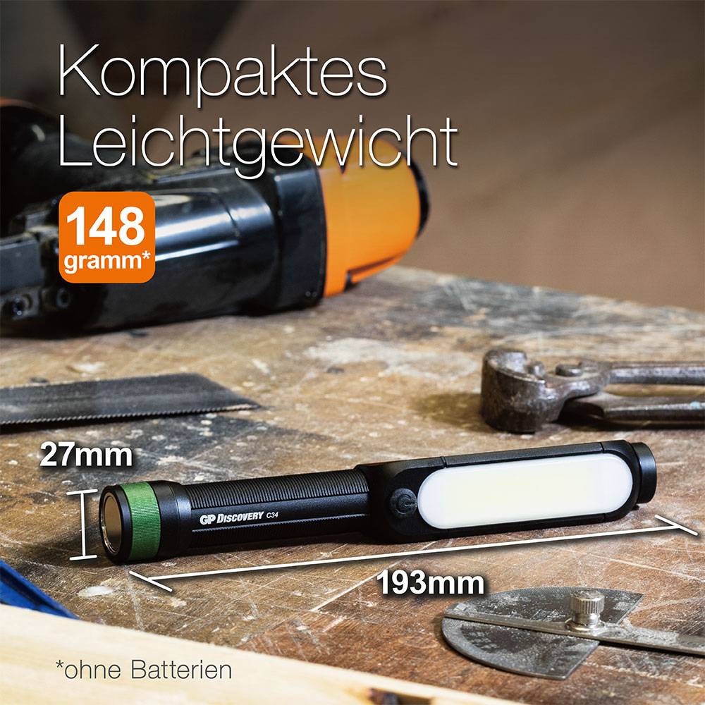 Taschenlampe auf Werkbank, Länge 193mm, Durchmesser 27mm, Gewicht 148 Gramm ohne Batterien. Im Hintergrund ein Werkzeug.