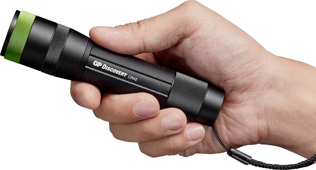 Hand hält eine schwarze Taschenlampe mit grünem Detail und der Aufschrift 'GP Discovery CH42' am Griff.