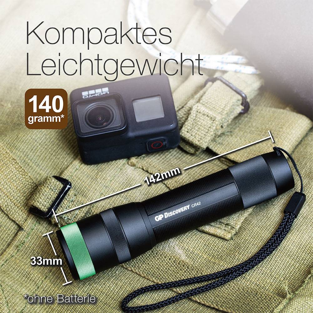 Taschenlampe auf Rucksack mit Kamera. Text: Kompaktes Leichtgewicht, 140 Gramm, 142mm x 33mm, ohne Batterie.