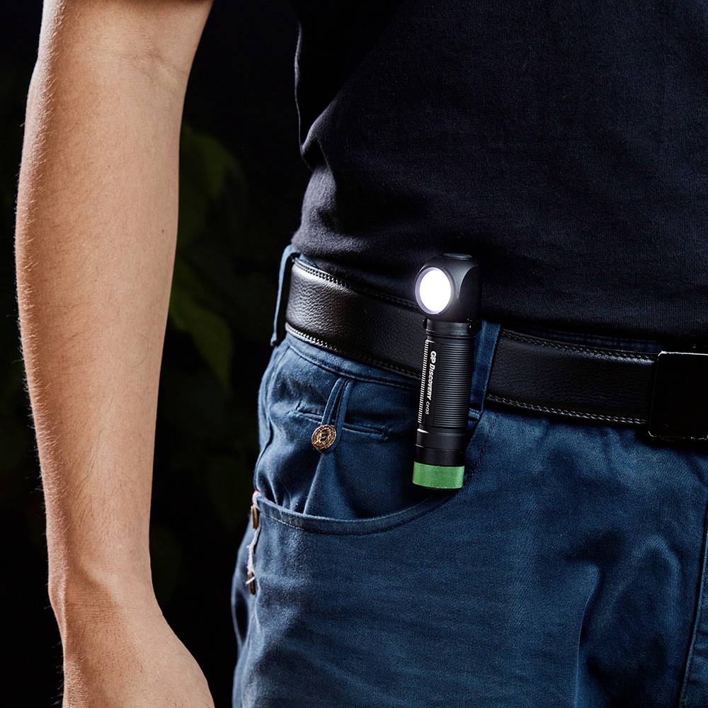 Eine Person trägt eine Taschenlampe am Gürtel, die leuchtet. Nur der rechte Arm und die Taschenlampe sind sichtbar.