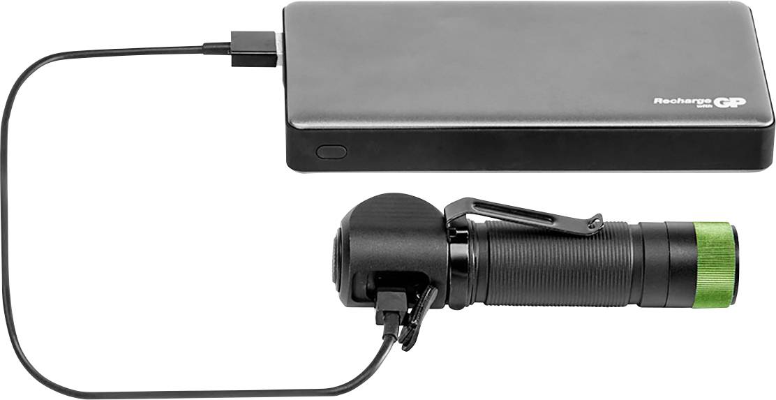 Tragbare Powerbank verbindet sich mit einer Taschenlampe zum Laden. Die Taschenlampe hat ein schwarzes Gehäuse und grünen Akzent.