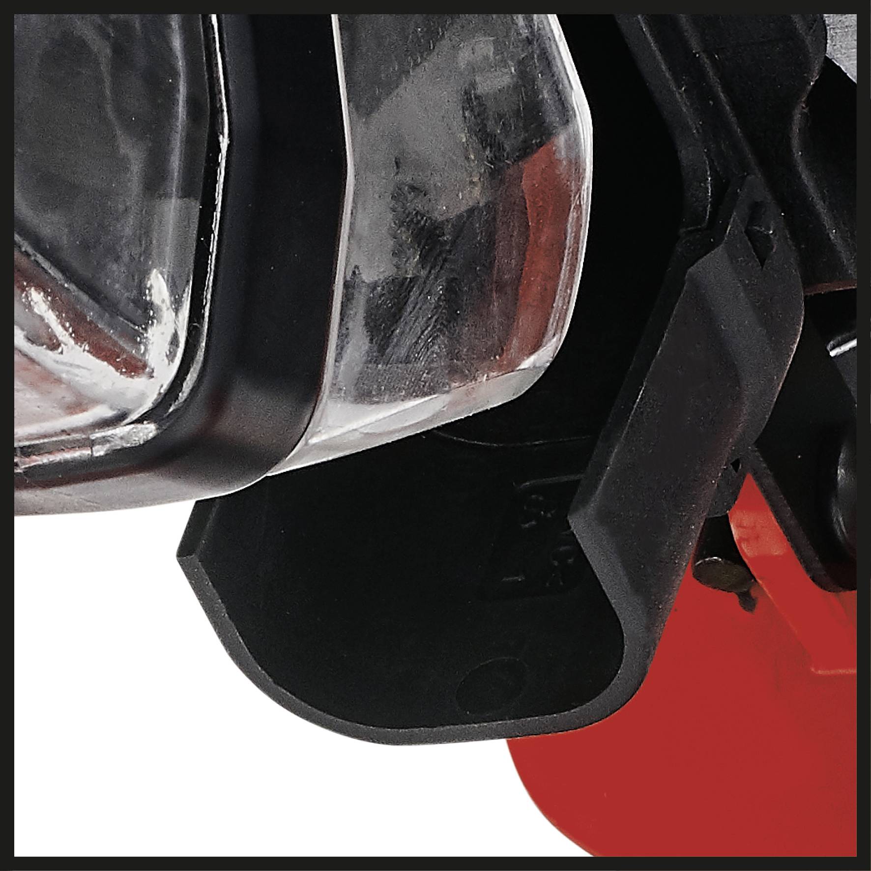 Nahaufnahme eines Motorrad-Rückspiegels mit reflektierten Umgebungsdetails.
