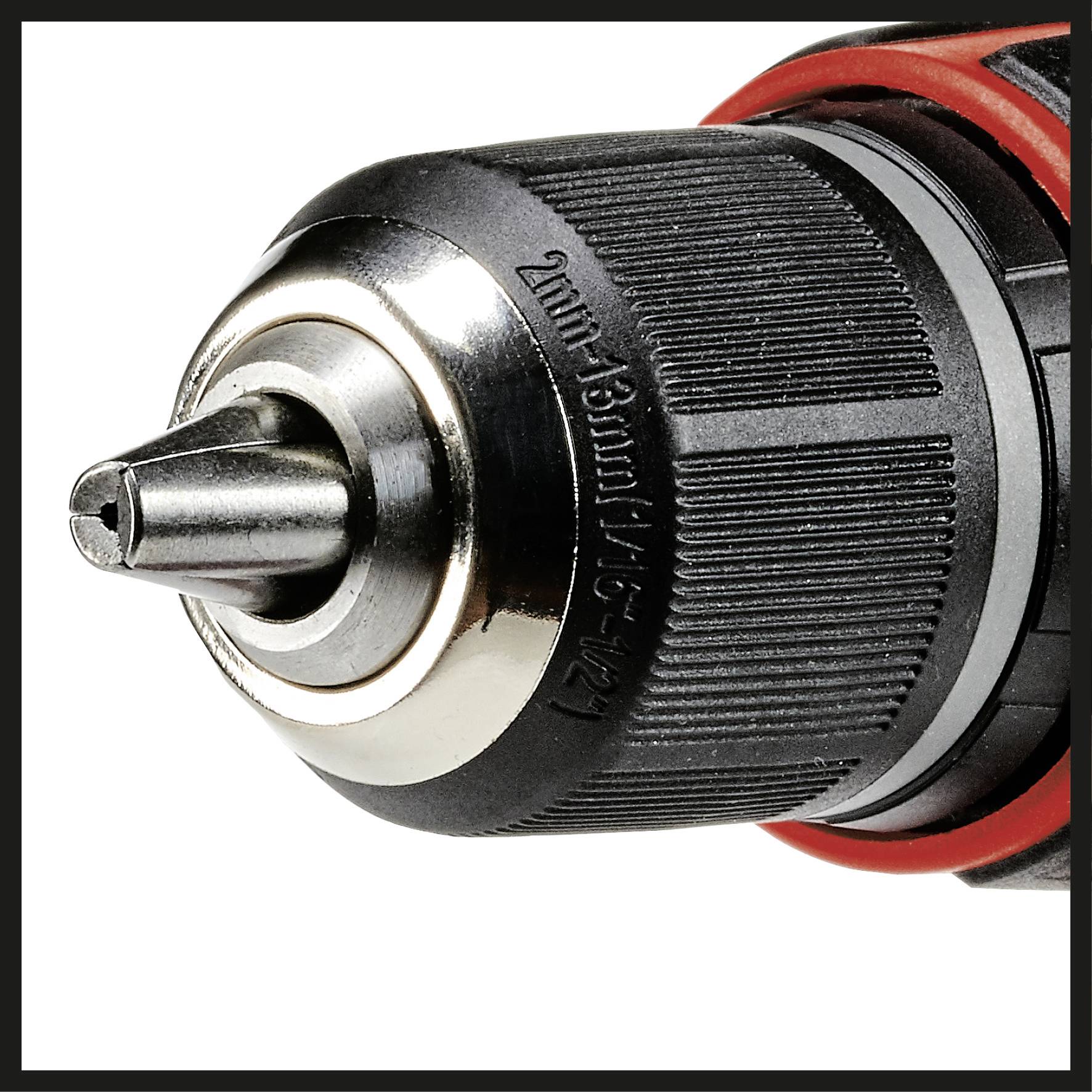 Nahaufnahme eines Bohrfutters mit Zentrierspitze. Es ist aus Metall und zeigt Markierungen für Größen von 2–13 mm.