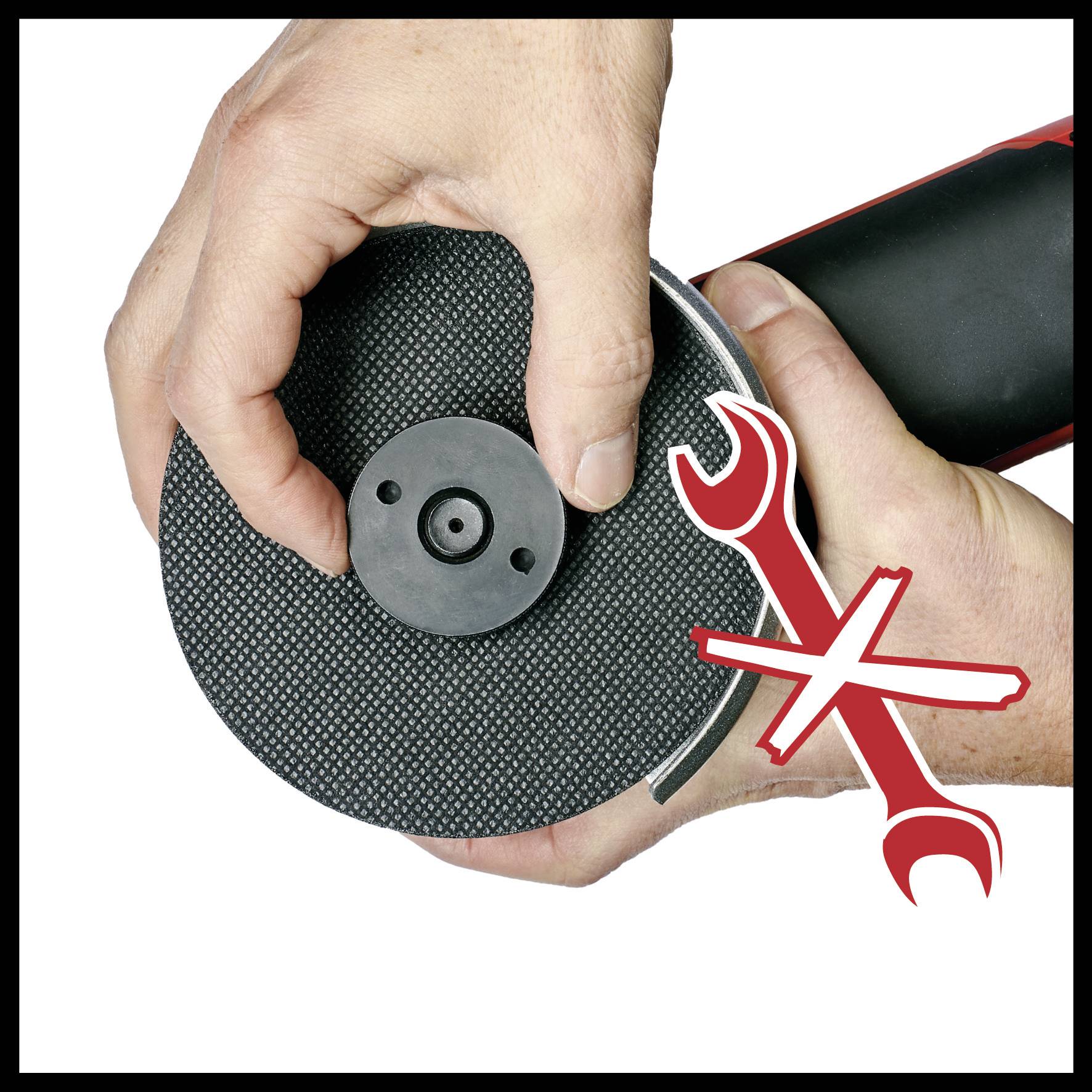 Eine Hand hält eine Winkelschleifmaschine, wobei ein rotes Symbol mit durchgestrichenem Schraubenschlüssel darauf hinweist, die Scheibe nicht von Hand zu wechseln.