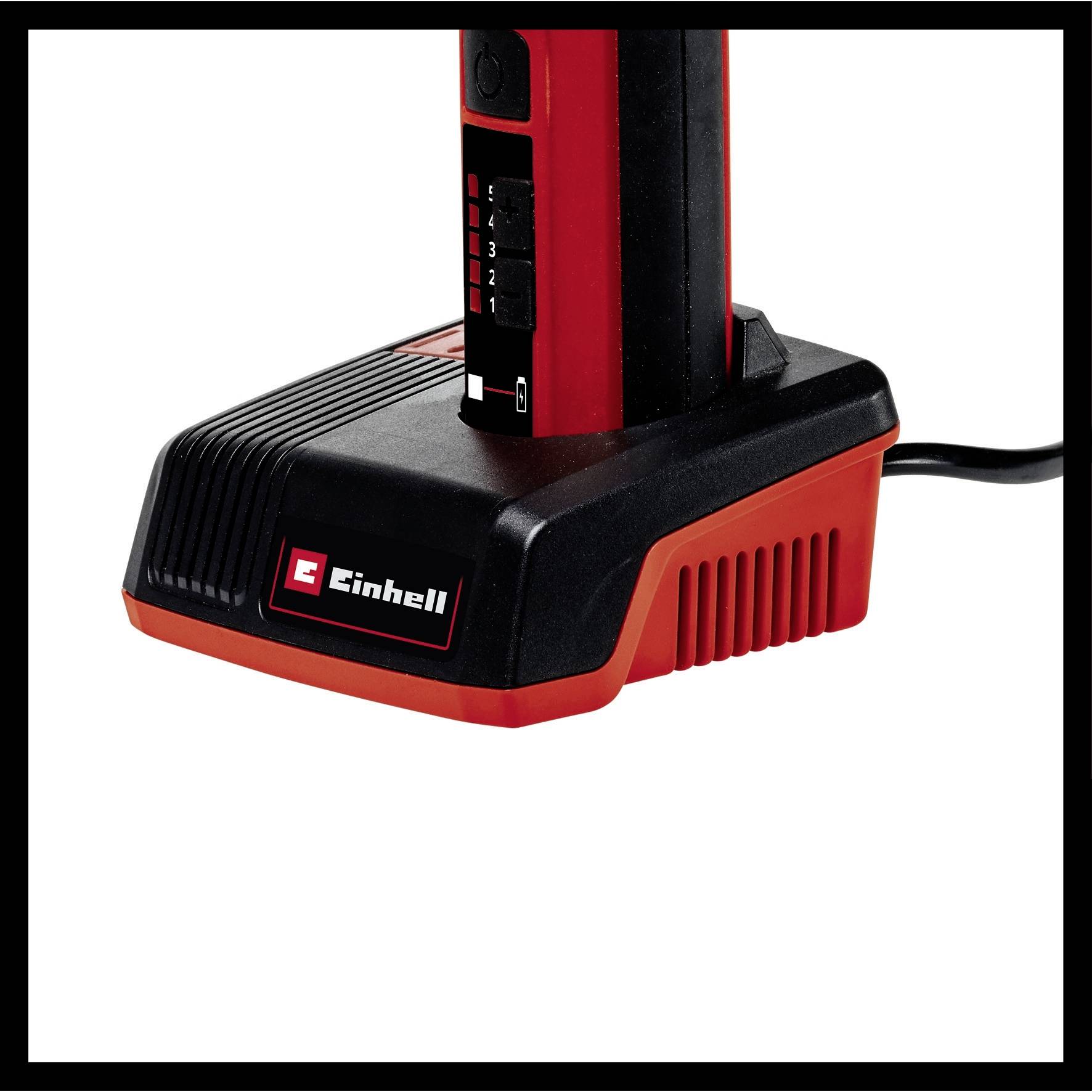 Ein Akku-Ladegerät der Marke Einhell mit einem eingelegten Akku. Das Design ist schwarz-rot. Ein Netzkabel ist angeschlossen.