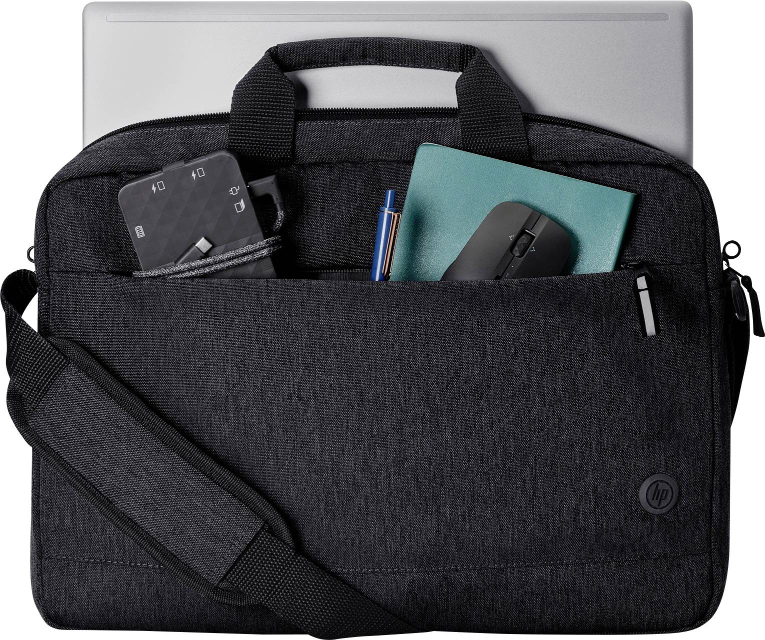 Eine schwarze Laptoptasche mit einem Laptop, USB-Kabel, blauer Notizbuch und Maus sichtbar in der Außentasche.