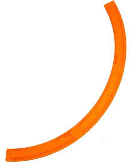 Ein einfaches, gebogenes, orangefarbenes Kunststoffstück, möglicherweise ein Teil oder Zubehör von einem Spielzeug oder Baukasten.