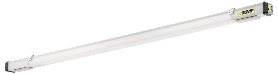 Ein langes, rechteckiges LED-Licht mit Halterungen an beiden Enden. Es ist schlank und modern gestaltet, geeignet für Deckenmontage.