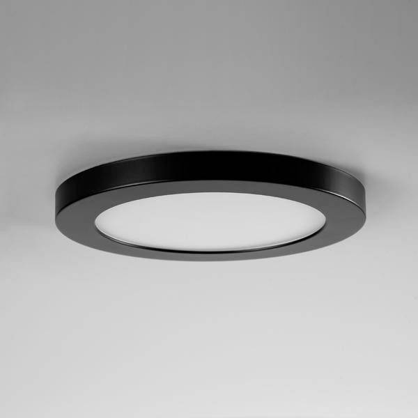 Eine runde, moderne LED-Deckenleuchte mit schwarzem Rahmen, gleichmäßig an der weißen Decke angebracht. Ideal für modernes Interior.