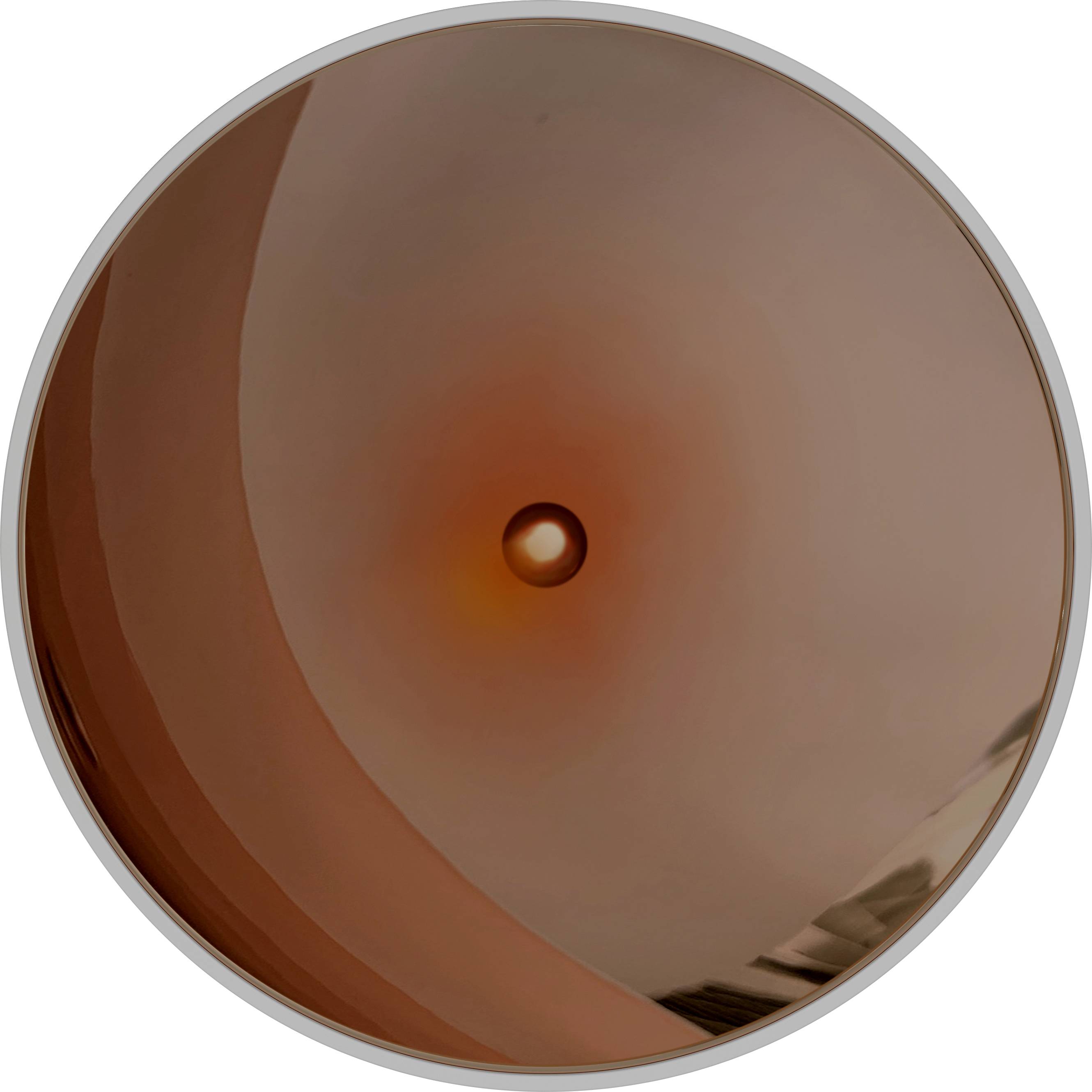 Rundes, konkaves Metallobjekt mit leuchtender Mitte, das spiegelnde Oberflächen hat und warme, braune Farbtöne reflektiert.