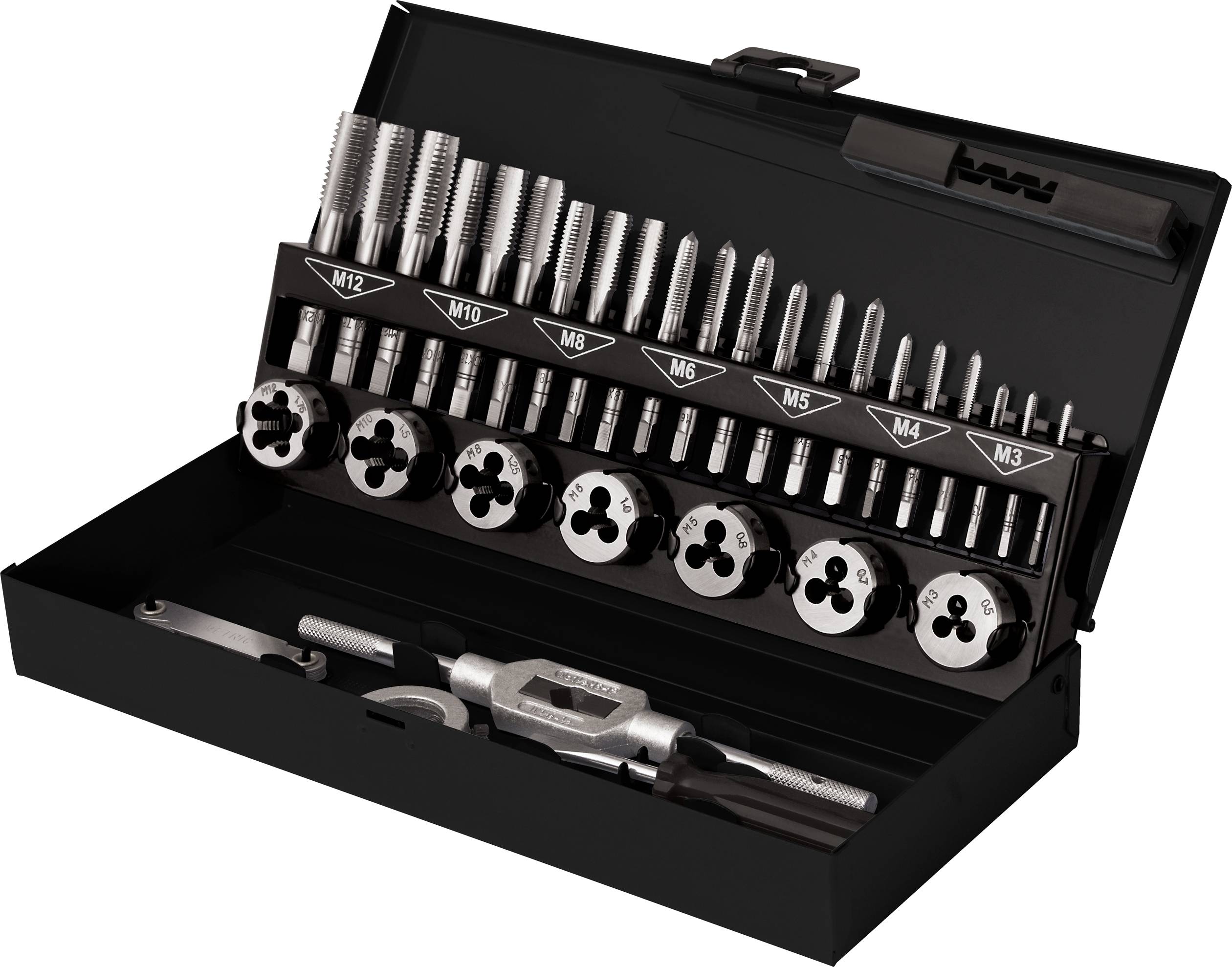 Ein offenes Metallkoffer mit einem Gewindeschneider-Set, einschließlich verschiedener Größen von Schneidkluppen und Gewindebohrern.