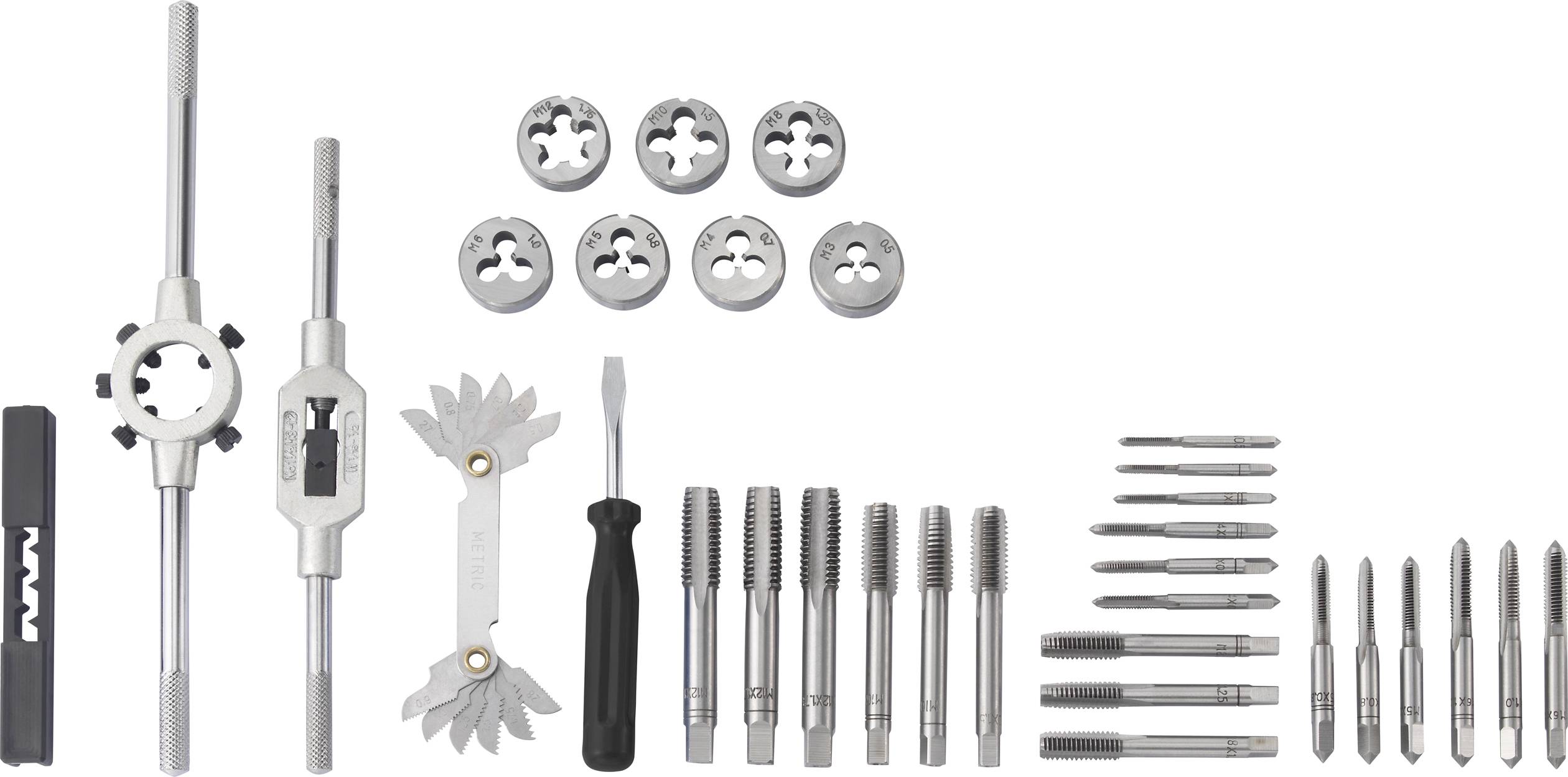 Ein Gewindeschneidsatz mit mehreren Gewindebohrern, Schneideisen, einem Schraubendreher und anderen Werkzeugen auf weißem Hintergrund.