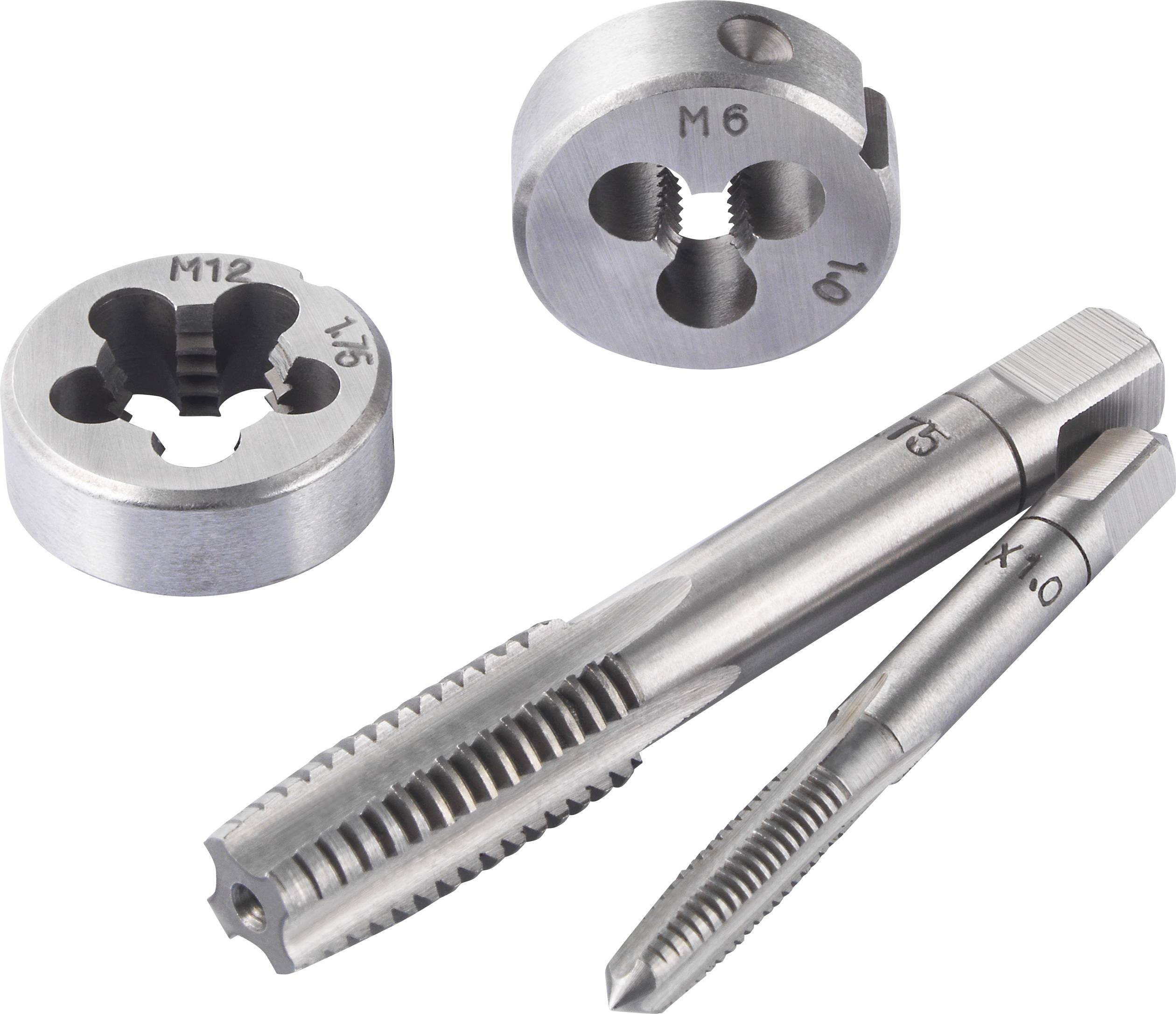 Drei silberne Gewindeschneider und Schneideisen unterschiedlicher Größe liegen auf einer weißen Oberfläche.