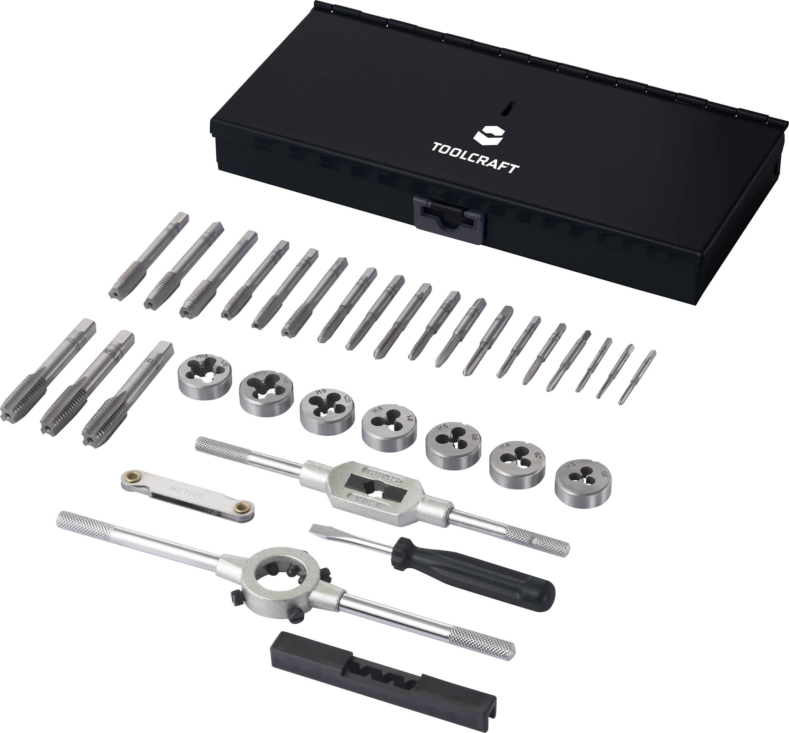 Werkzeugkasten mit Gewindeschneider-Set, bestehend aus Schneideisen, Gewindebohrern und Hebel, auf weißem Hintergrund.