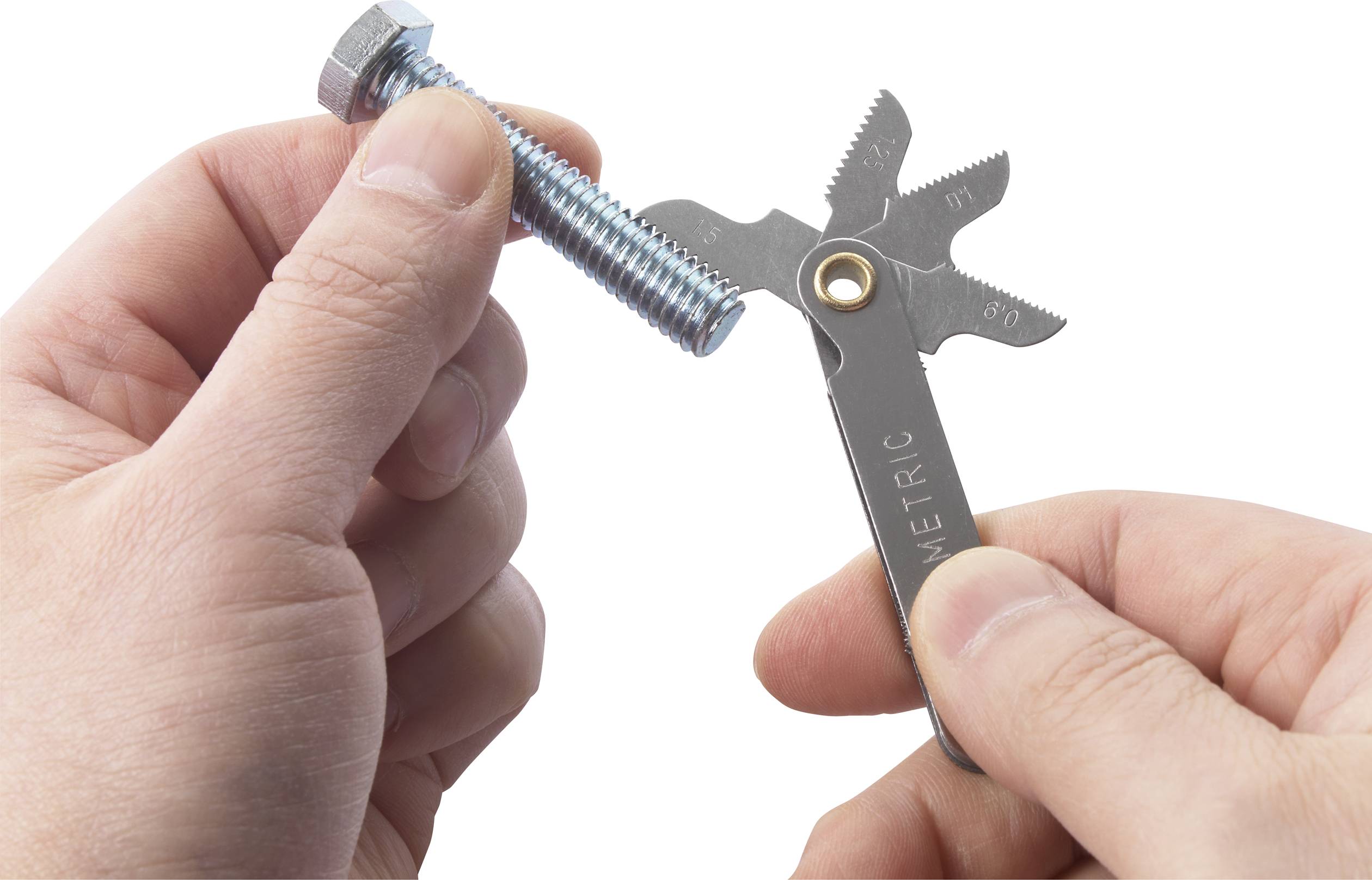 Eine Hand hält einen Schraubenschlüssel, während die andere Hand eine Schraube hält. Der Schlüssel scheint mehrere Funktionen zu haben.