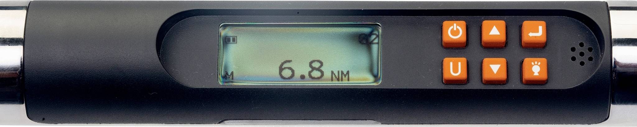 Digitales Gerät mit Bildschirm zeigt '6.8 NM'. Es gibt orangefarbene Tasten rechts neben dem Display.