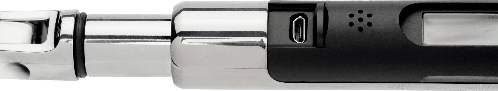 Nahaufnahme eines silbernen und schwarzen E-Zigaretten-Verdampfers mit USB-Anschluss und Luftlöchern.