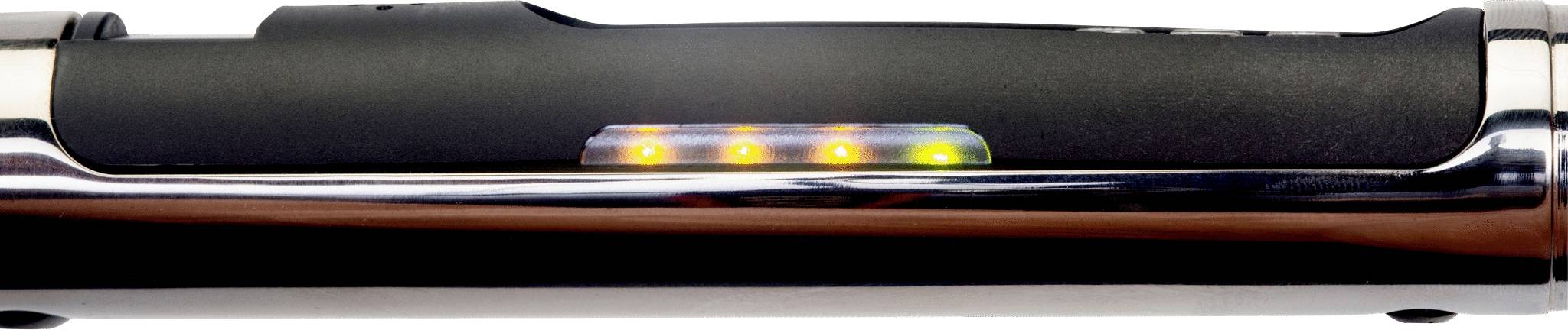 Nahaufnahme eines schwarzen Laserpointers mit fünf leuchtenden Kontrollleuchten in verschiedenen Farben, von rot bis grün.