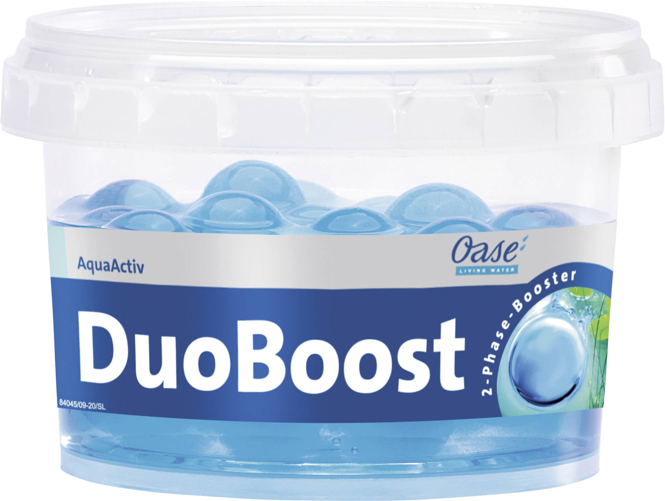Ein transparenter Plastikbehälter von Oase AquaActiv DuoBoost, einem zweiphasigen Teichpflegemittel, mit blauen Kapseln im Inneren und Beschriftung zur Verbesserung der Wasserqualität.