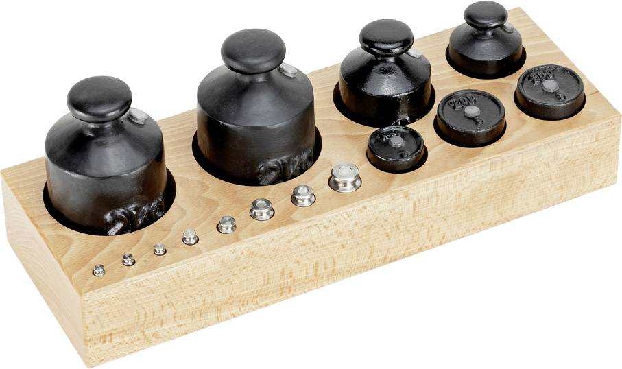 Ein Set von Metallgewichten in verschiedenen Größen auf einem hölzernen Tablett, von schwersten links bis leichtesten rechts geordnet.