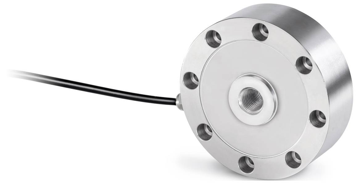 Ein flacher, runder Metallaufnehmer mit Schraublöchern und einem schwarzen Kabel auf weißem Hintergrund, verwendet für Kraftmessung.