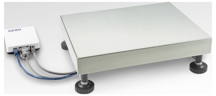 Metallische Plattformwaage mit angeschlossenem Display-Kabel, auf vier nivellierbaren Füßen, geeignet für genaue Gewichtsmessungen.