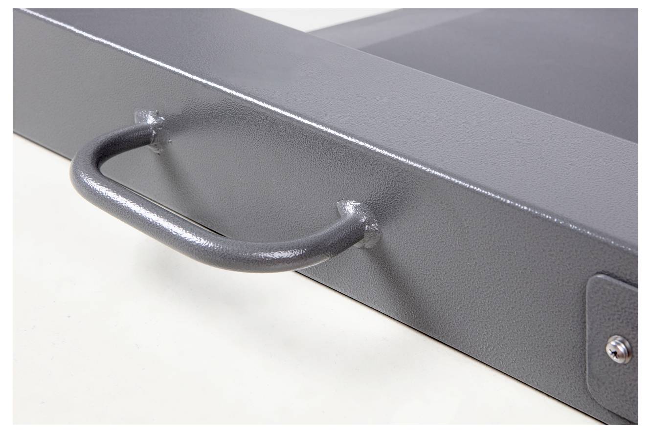 Ein grauer, rechteckiger Metallgriff an einem Kasten, der vermutlich für den Transport oder die Handhabung dient, von der Seite betrachtet.