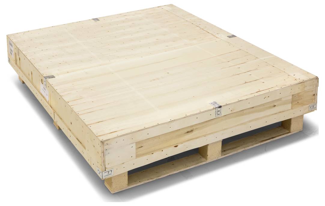 Holzkiste auf Palette, ideal zum sicheren Transport schwerer oder sperriger Gegenstände. Aus hellem Holz gefertigt, stabil und robust.
