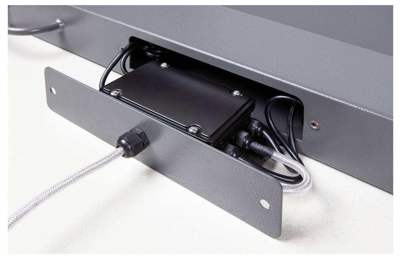 Elektrisches Gerät in einem Metallgehäuse mit offenen Kabelverbindungen; Technikkomponente für Steuerungen oder elektrische Systeme.