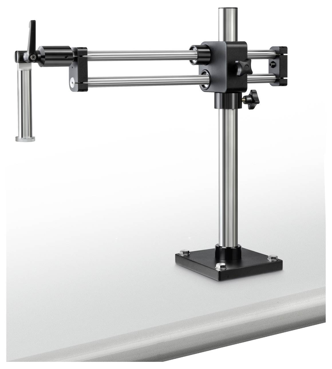 Metallischer Mikroskop-Ständer mit verstellbaren Armen und grauer Basis, auf einer weißen Oberfläche.