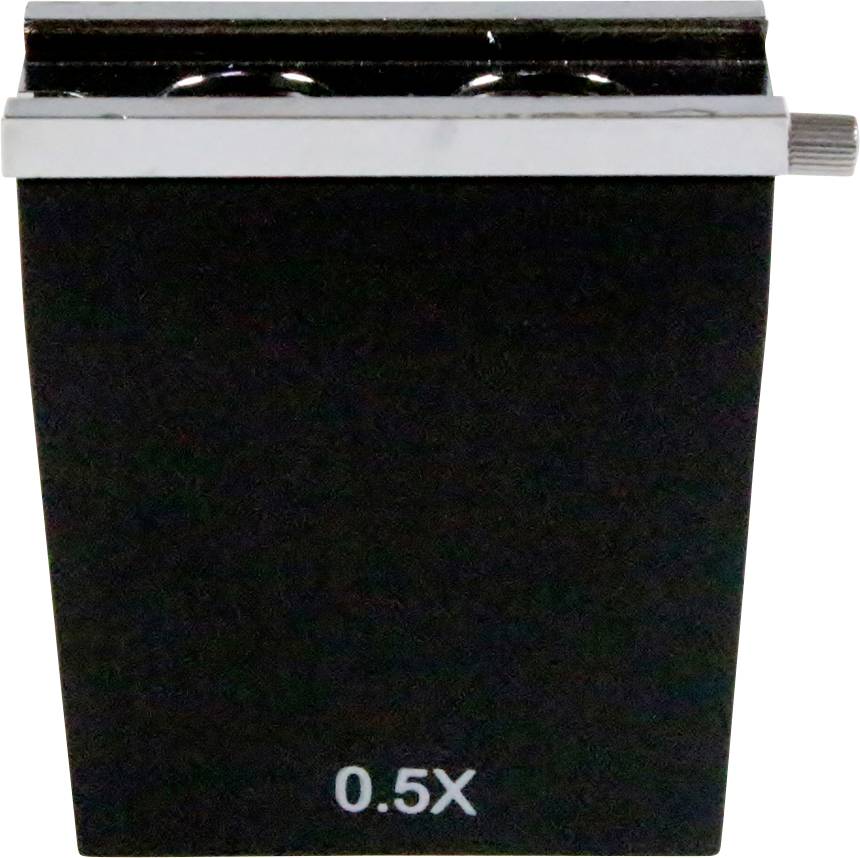 Ein schwarzes technisches Gerät, quadratisch, mit Aufschrift '0.5X'. Oberer Rand aus Metall, möglicherweise optisches Zubehör.