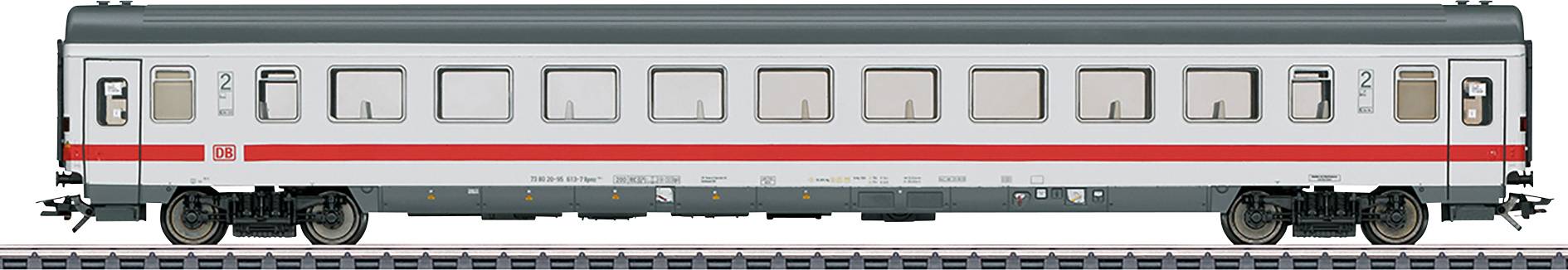 Ein Intercity-Personenwagen der Deutschen Bahn, seitliche Ansicht, weiß mit rotem Streifen, gemalte Größenangaben und Firmenlogo.