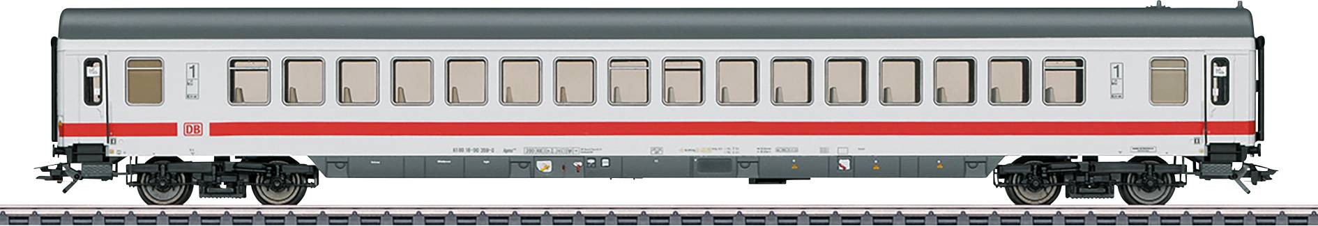 Ein weiß-roter Eisenbahnwagen der Deutschen Bahn auf Schienen, mit durchgehender Fensterreihe und DB-Logo, seitlich betrachtet.