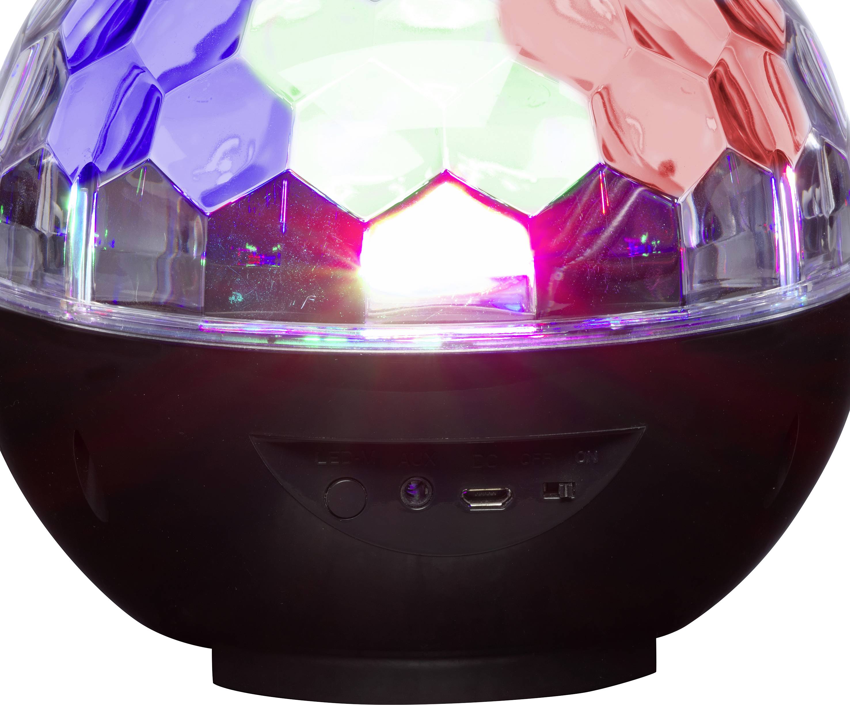 Eine kugelförmige Discokugel leuchtet in Rot, Blau und Grün. Sie steht auf einem schwarzen Sockel und wird als Lichteffekt verwendet.